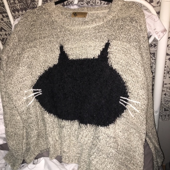 Very cute beige and black cat sweater! - Picture 2 of 6